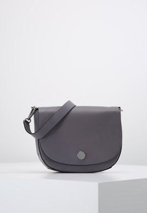 Ciemnoszara torebka na ramię z szerokim regulowanym paskiem i okrągłą metalową klamrą na froncie klapy, prezentowana na białym tle.