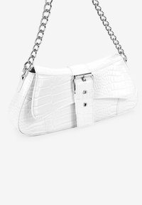 Bolso de mano de cuero sintético blanco con forma rectangular, texturas sutiles, correa de cadena de metal y un acento de hebilla en la parte frontal.