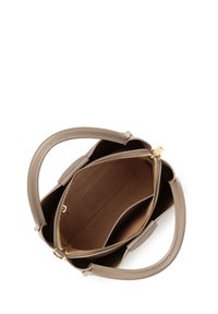 Borsa in pelle di un taupe chiaro con manici sottili, chiusura con zip e una texture liscia; interno spazioso con una tasca con zip e divisorio.