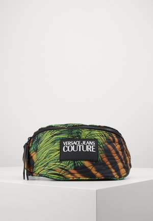 Versace Jeans Couture quiltet bæltepose med grøn palmeblad- og brun tigerstribetryk, sort lynlås og logopatch foran.