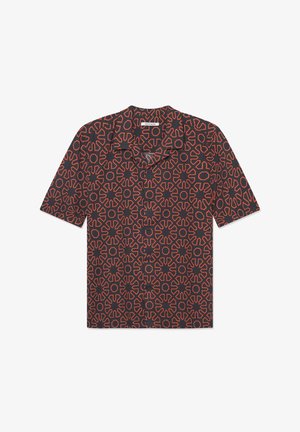 Camicia a maniche corte in tessuto bleu scuro, con un motivo geometrico rosso su tutta la superficie, colletto alla Peter Pan e chiusura con bottoni.