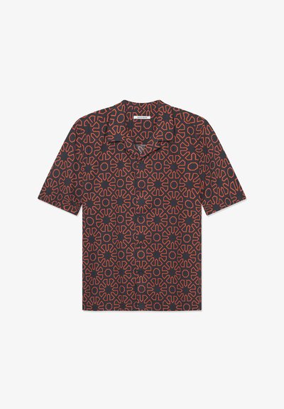 Kratký rukáv košele z tmavomodrej látky, s celoplošným červeným geometrickým vzorom, táborovým golierom a zapínaním na gombíky.