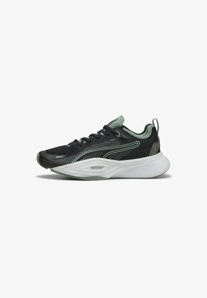 Scarpa sportiva nera con tomaia in rete, dettagli in verde chiaro, particolari testurizzati, suola intermedia bianca spessa e chiusura con lacci. Logo distintivo sul lato.