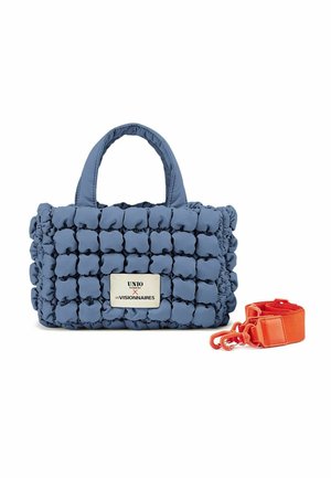 Borsa a spalla imbottita blu chiaro con design tessurizzato a trapunta e manici doppi. Include cinturino a spalla arancione rimovibile e placca in metallo con logo.