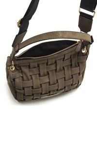 Borsa a tracolla in pelle intrecciata marrone con finitura liscia, chiusura con zip e tracolla regolabile. Presenta una fodera interna nera e dettagli in metallo dorato.