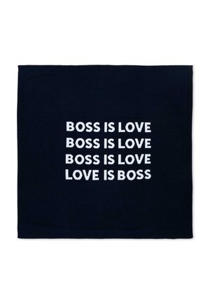 Tessuto nero con testo bianco che ripete "BOSS IS LOVE" tre volte e "LOVE IS BOSS" una volta con lettere maiuscole in grassetto.