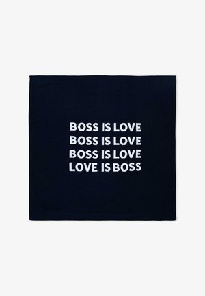 Tissu noir avec texte blanc répétant "BOSS IS LOVE" trois fois et "LOVE IS BOSS" une fois en lettres majuscules en gras.