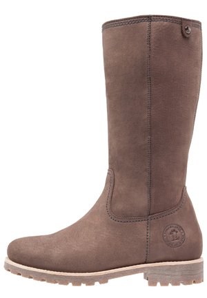Bota marrón hasta la rodilla hecha de cuero suave, con punta redondeada, detalles de costura, un logo en el lado y una suela de goma texturizada.