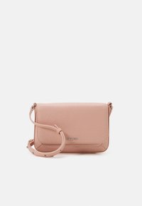 Borsa a tracolla in similpelle rosa con chiusura a pattina, tracolla regolabile e accento del logo argentato. Texture liscia con dettagli di cucitura sottili.