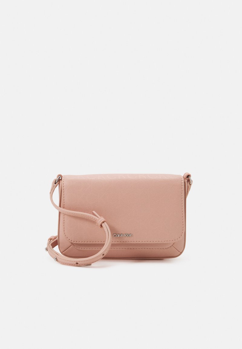Borsa a tracolla in similpelle rosa con chiusura a pattina, tracolla regolabile e accento del logo argentato. Texture liscia con dettagli di cucitura sottili.