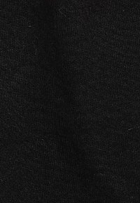 Schwarzer Baumwollstoff mit einer glatten Textur, der ein gleichmäßiges Gewebe aufweist und keine sichtbaren Muster oder Akzente hat.