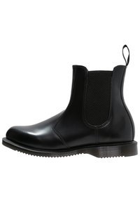 Botas Chelsea de cuero negro que presentan paneles laterales elásticos, una superficie suave, punta redonda y suela de goma texturizada.