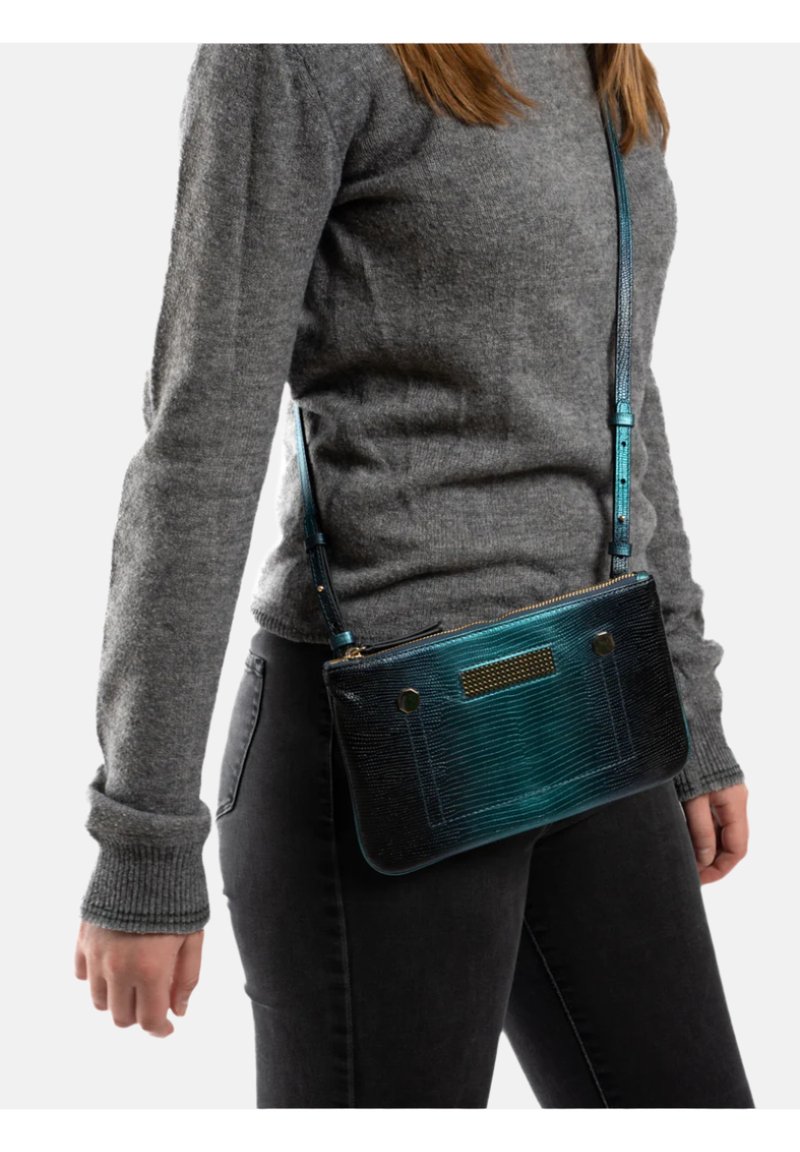 Crossbody tas in zwart met een textuurafwerking, met een vervagend teal ontwerp, gouden hardware en een afneembare schouderband.