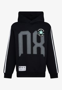 Fekete kapucnis pulóver, nagy szürke "08" grafikával, fehér oldalsó csíkokkal és kenguru zsebbel. Converse logó részlet a mellrészen. Pamut anyag.