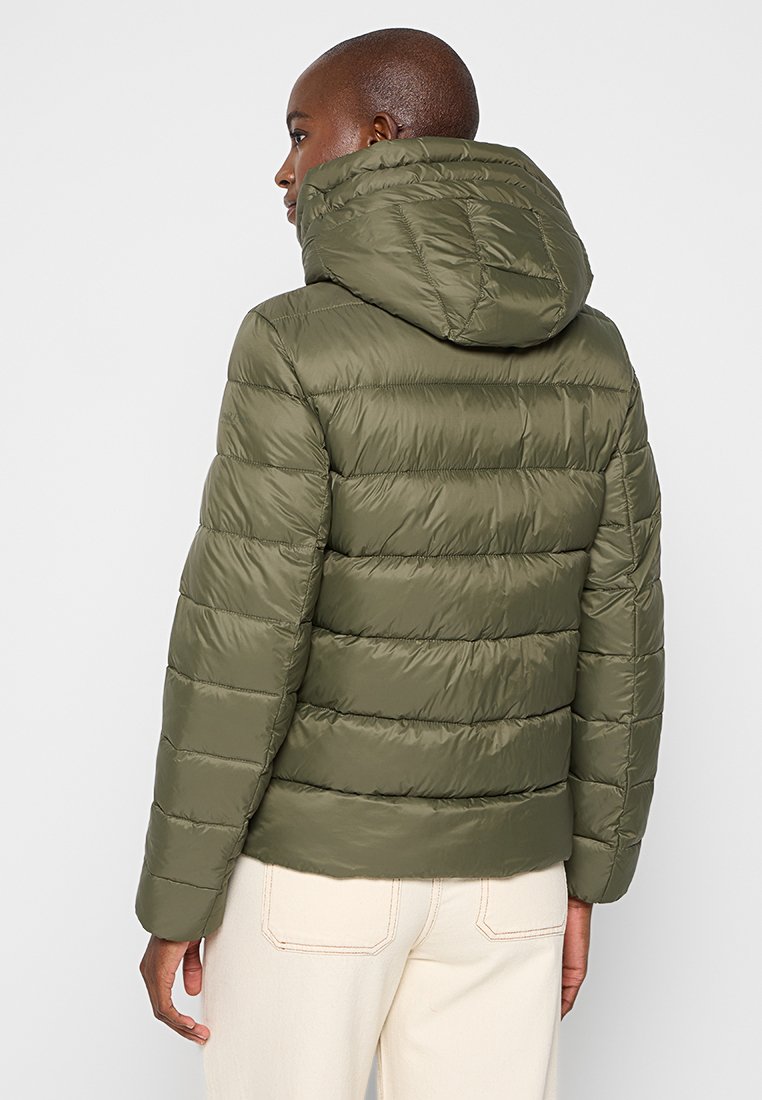 Olíva zöld puffernadrág kapucnival, tűzött részekkel, sima textúrával és testhezálló szabással. A melegség és kényelem érdekében tervezve.