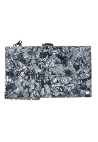 Clutch rettangolare in acrilico blu scuro e grigio con un design testurizzato e schiacciato e una cintura a catena in tonalità argento. Chiusura a ganci in metallo.