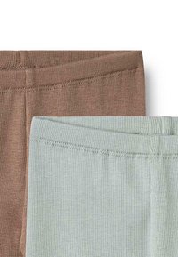 Ceinture en tissu côtelé brun et gris clair de deux vêtements pliés, montrant des ourlets cousus et des bandes élastiques sur fond blanc.
