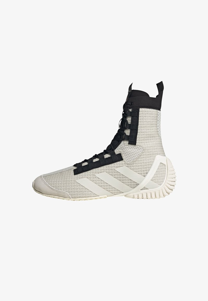 Baskets montantes de sport avec une tige en maille grise, des accents noirs et un logo à trois bandes blanches. Semelle texturée avec un design distinctif.