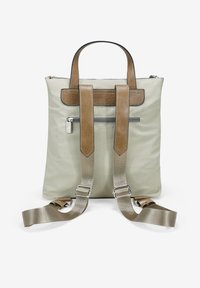 Mochila de tela gris claro con detalles de cuero marrón, dos asas superiores, correas ajustables gris y un bolsillo trasero con cremallera.