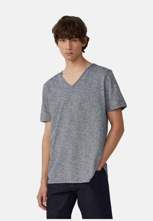 Szary t-shirt z dekoltem w serek i krótkimi rękawami, wykonany z fakturowanej tkaniny z delikatnym melanżowym wzorem; w połączeniu z ciemnymi dżinsami.