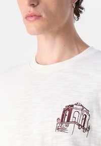 Les Deux HOTEL - Marškinėliai su spaudiniu - light ivory/dark burgundy