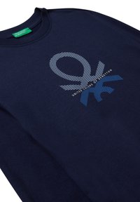 Granatowa koszula z długim rękawem z paskowym logo United Colors of Benetton w jasnym i ciemnym niebieskim na piersi.