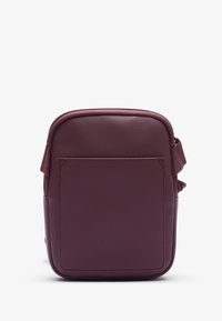 Borsa a tracolla rettangolare bordeaux con superficie testurizzata, chiusura con zip, tasca laterale e tracolla regolabile. Finitura liscia, design minimalista.