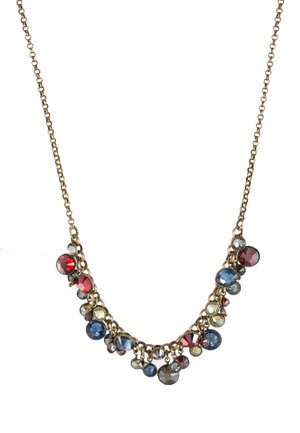 Collier chaîne en or avec des pierres précieuses rondes colorées en rouge, bleu, gris et jaune pâle suspendues sur la moitié inférieure.