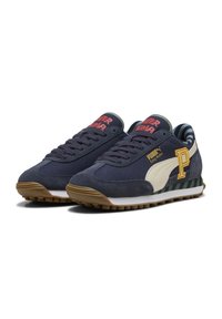 Zapatillas de ante en color navy y gris con suela de goma. Presentan una franja lateral color crema, un forro interior a rayas y el logo rojo "SUPER PUMA" en la lengüeta.