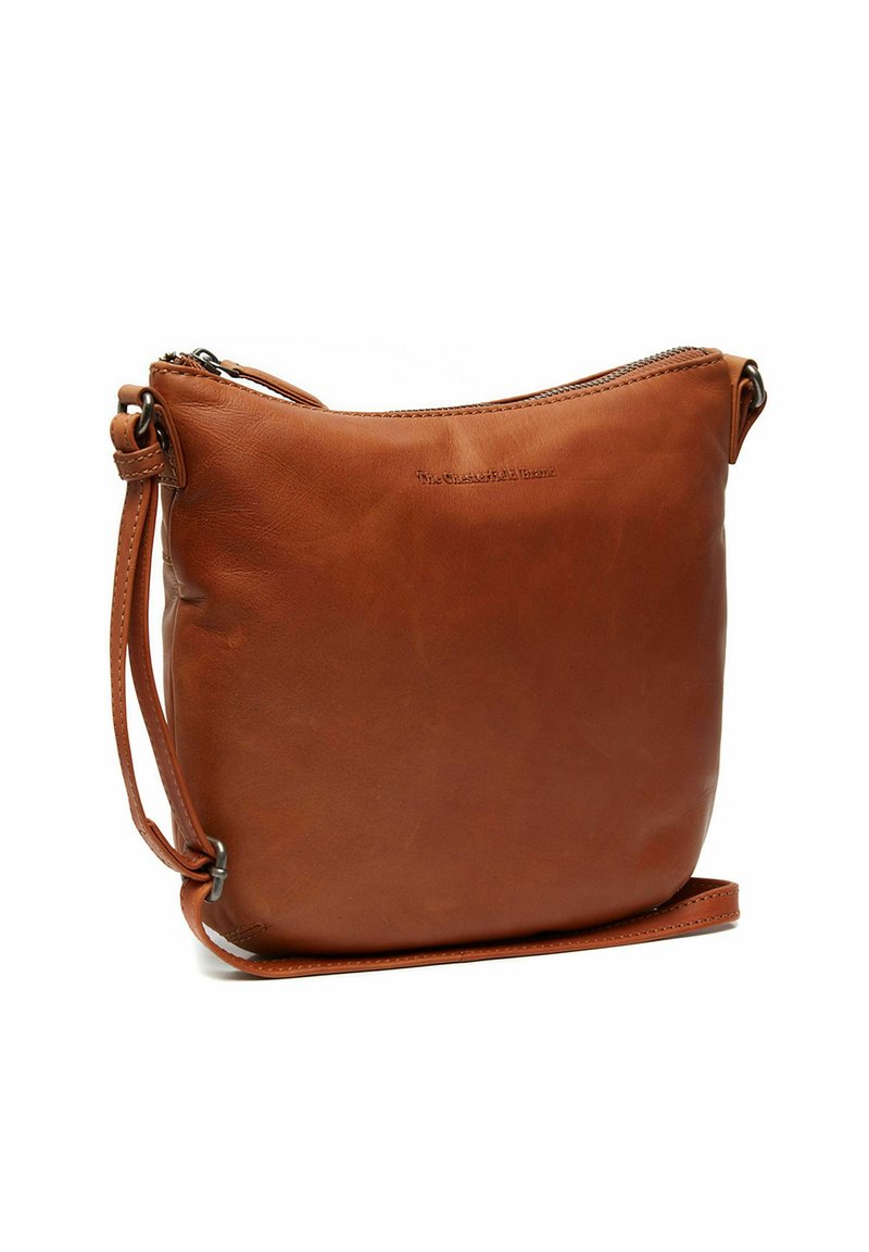 Borsa a tracolla in pelle marrone con una texture liscia, chiusura con zip e tracolla regolabile. Presenta una parte superiore arrotondata e un sottile dettaglio del logo.