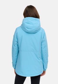 Giacca isolante azzurro chiaro con cappuccio, dotata di polsini elastici e orlo dritto. Texture liscia, design minimalista e senza loghi visibili.