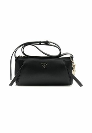 Sac à main rectangulaire noir Guess avec bandoulière ajustable, fermeture éclair et petit pendentif logo Guess doré sur fond blanc.