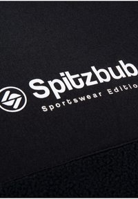 Schwarzer Stoff mit dem Text "Spitzbub Sportswear Edition" in fetten weißen Buchstaben, einem runden Logo und einem weichen, strukturierten unteren Rand.