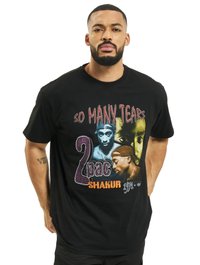 Must musta T-särk musta puuvillast, millel on graafiline print Tupac Shakurist koos tekstiga "NII PALJU KIID" ja "2pac SHAKUR 1971." Tavaline lõige, lühikesed varrukad.