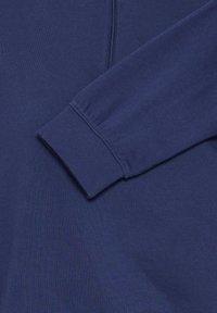  jersey material v dno mornarsko modrih tonih，z ribastimi manšetami in pol višino zadrge。Površina gladka，minimalističen dizajn，brez vzorcev ali vidnih dodatkov。