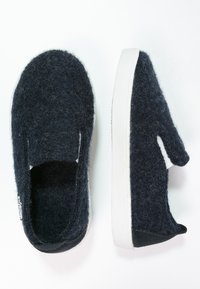 Scarpe slip-on in lana di un blu scuro con una texture morbida, suola in gomma bianca e design aperto sul retro per una facile vestibilità.