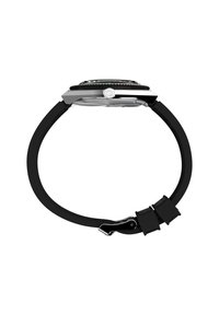 Montre avec bracelet en silicone noir, boîtier en acier inoxydable argenté, cadran rond et lunette texturée noire. Comprend une couronne sur le côté et une boucle.