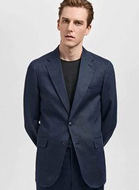 Blazer en lin bleu marine avec des revers crantés, fermeture à un bouton et poches à rabat. Tissu texturé avec un léger éclat et coupe ajustée.