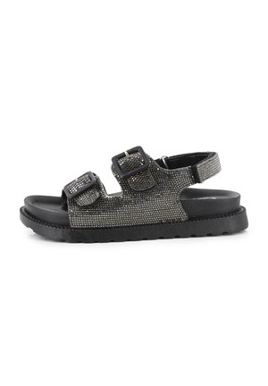 Sandalias negras con dos correas ajustables, con una superficie texturizada adornada con strass plateados y una suela de goma resistente.