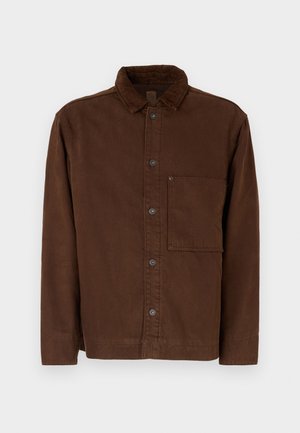 Brah na gumbasta jakna iz bombažne tkanine, ki ima ovratnik, dolge rokave, sprednji žep in rjave gumbe. Gladka tekstura z enotno barvo.