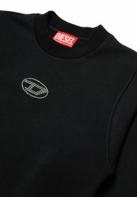 Felpa nera con scollatura a costine, caratterizzata da un logo in strass argentati sul davanti. Realizzata in un tessuto morbido con una texture liscia.
