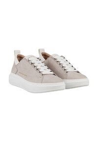 Sneaker in camoscio grigio con chiusura a lacci bianchi, suola chunky bianca e design minimalista che presenta un marchio sottile sul lato.