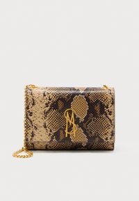 Handtasche mit Krokodillederprägung in Beige- und Schwarztönen, ausgestattet mit einem goldfarbenen Kettenriemen und einem goldfarbenen Logoakzent auf der Vorderseite.