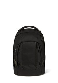 Zaino in tessuto nero con un design strutturato, dotato di una tasca frontale con zip, maniglia imbottita e discreti dettagli con logo.
