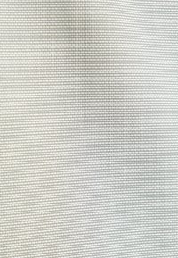 Tessuto strutturato di colore grigio chiaro, caratterizzato da un motivo a griglia con piccoli quadrati, che conferisce un aspetto liscio e uniforme.