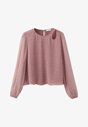 Blouse rose à manches longues avec petit motif floral, encolure ronde, fermeture par bouton goutte d'eau au dos, et détail découpé près de l'épaule.
