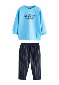 Lichtblauwe sweatshirt met de tekst "Fun on the Farm" grafisch ontwerp, gecombineerd met marineblauwe gestreepte trainingsbroek met een elastische tailleband en zakken.