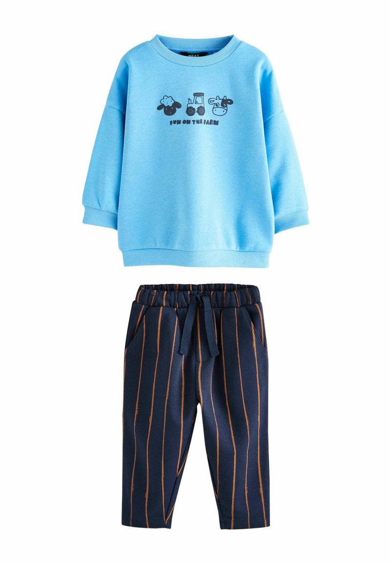 Lichtblauwe sweatshirt met de tekst "Fun on the Farm" grafisch ontwerp, gecombineerd met marineblauwe gestreepte trainingsbroek met een elastische tailleband en zakken.