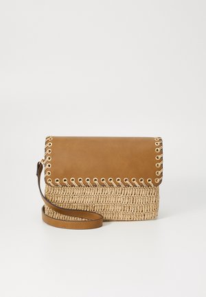 Braune Leder- und geflochtene Strohhüfttasche mit Klappenverschluss und dekorativer Schnürung entlang der Kanten auf einfarbigem weißen Hintergrund.