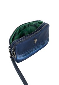 Pungă din nylon de culoare navy, căptușită cu o țesătură verde, cu un fermoar argintiu și o dungă albastră pe care este embosat textul "POLO ASSN." pe partea din față.